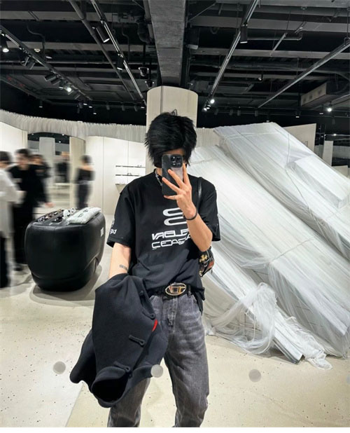 발렌시아가 Ai 제너레이티드 인사이드 아웃 오버사이즈 반팔 티셔츠