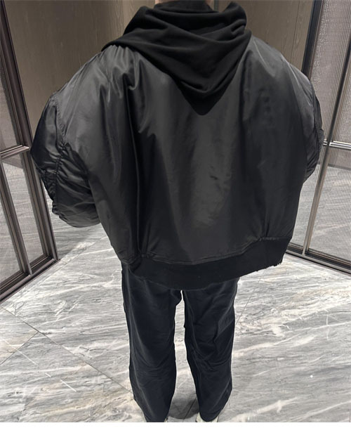 발렌시아가 24FW 크롭 항공 점퍼