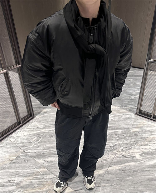 발렌시아가 24FW 크롭 항공 점퍼