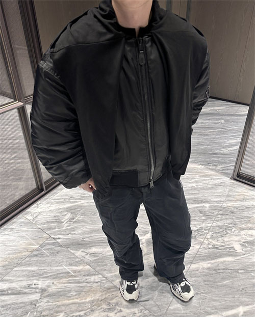 발렌시아가 24FW 크롭 항공 점퍼