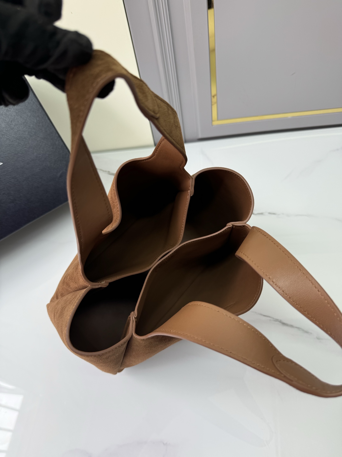 프라다 스웨이드 토트백