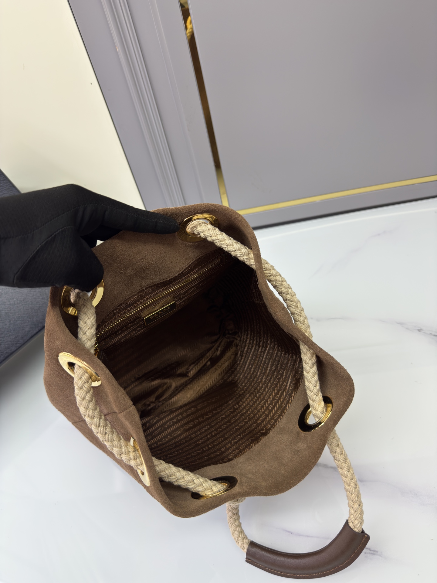 프라다 마리너 스웨이드 버킷백