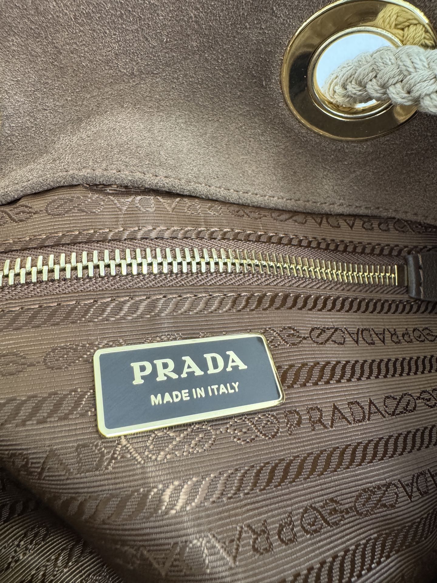 프라다 마리너 스웨이드 버킷백