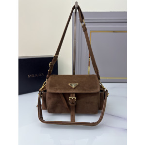 프라다 익스플로어 미디움 스웨이드 숄더백