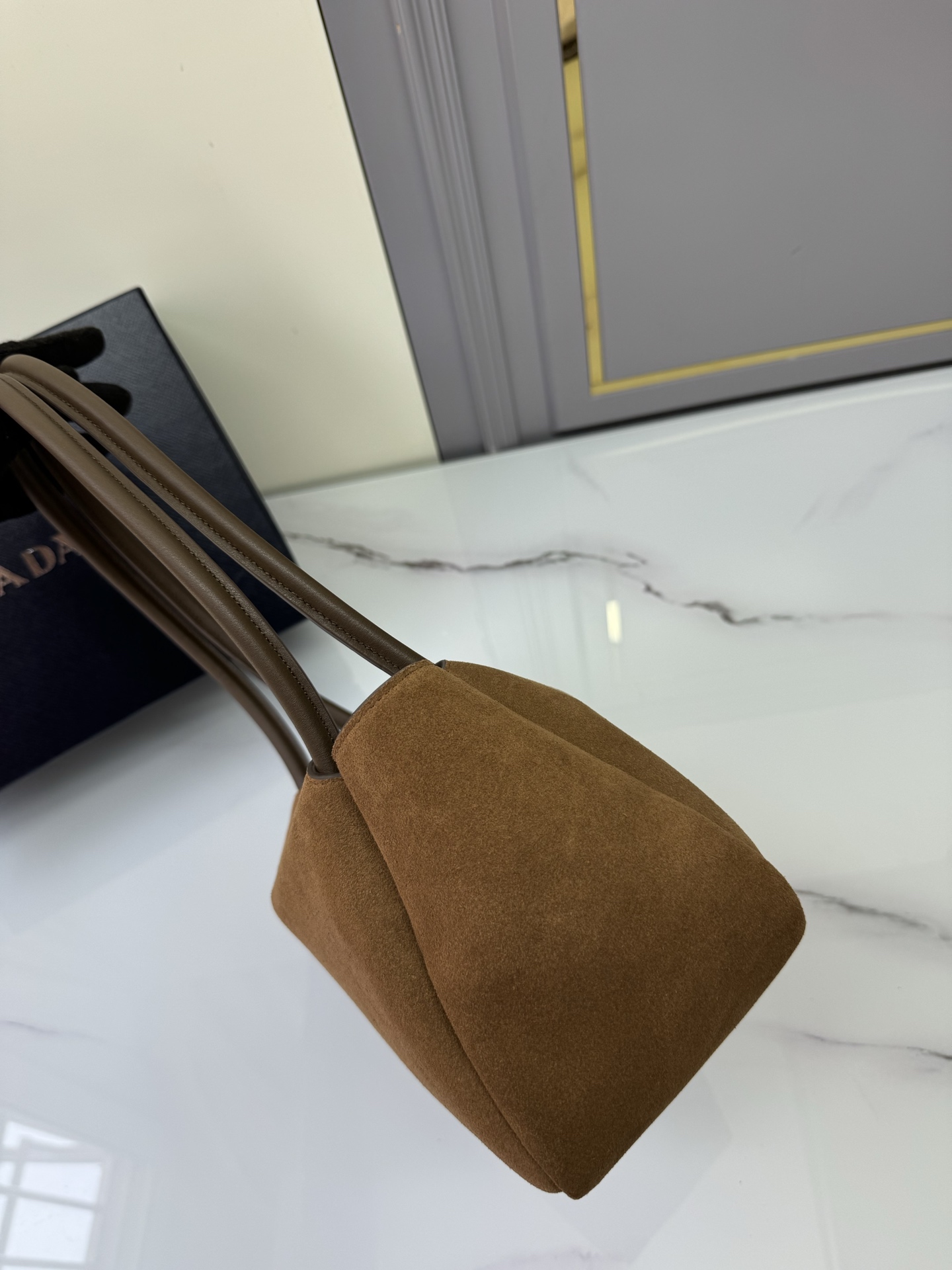 프라다 미디움 스웨이드 탑 핸들