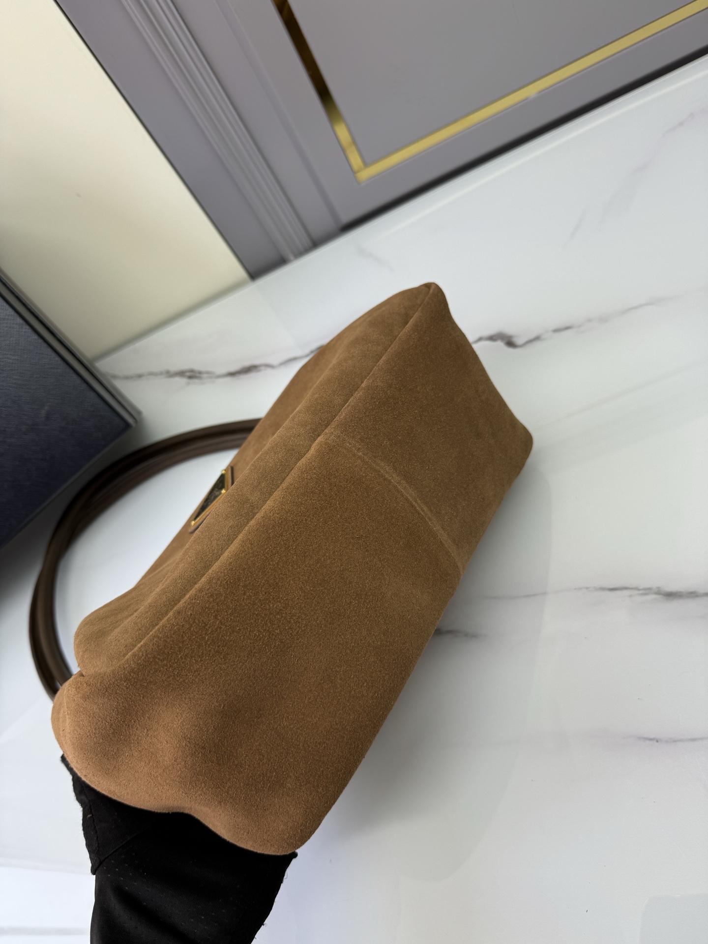 프라다 미디움 스웨이드 탑 핸들