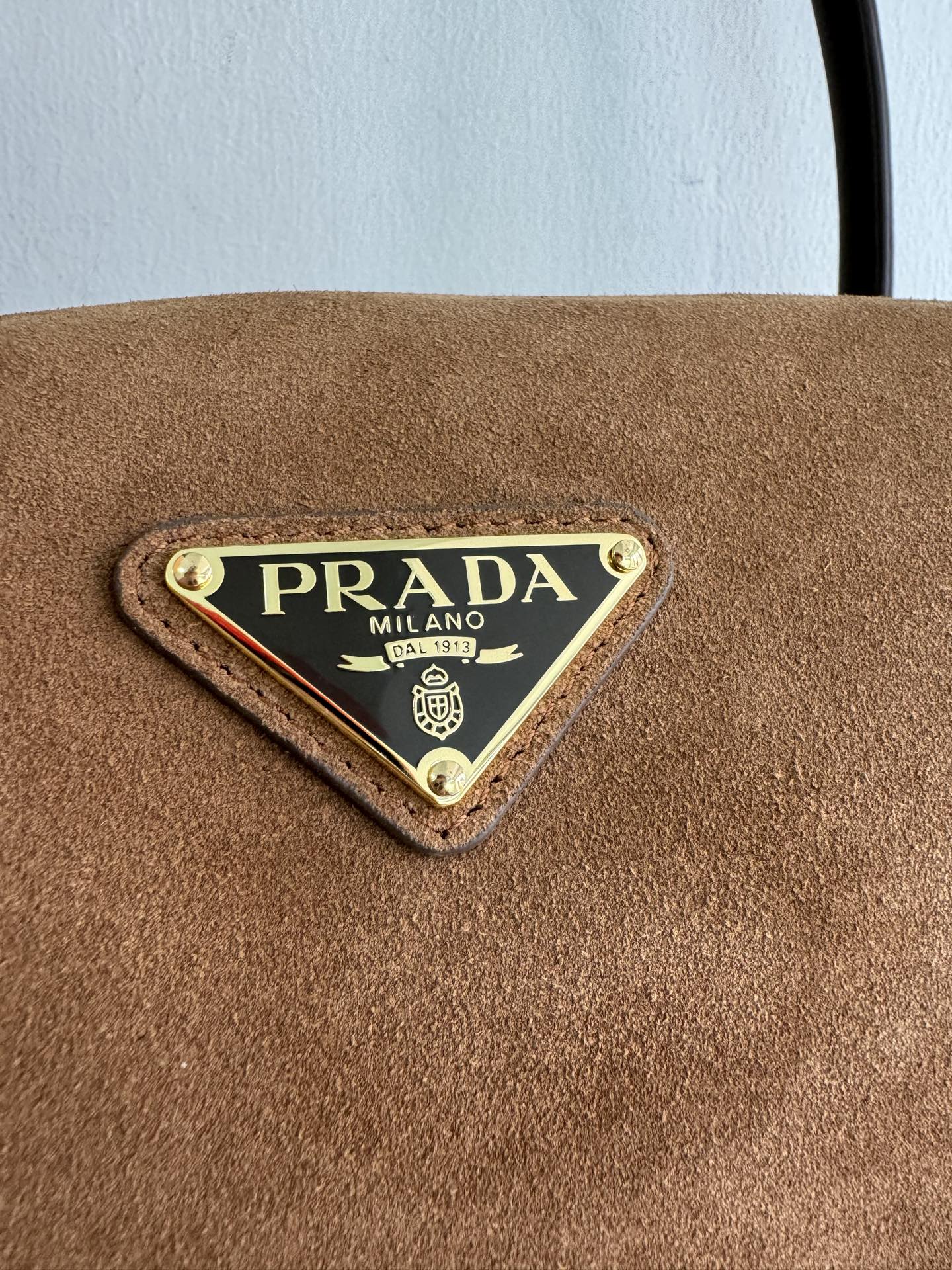 프라다 미디움 스웨이드 탑 핸들