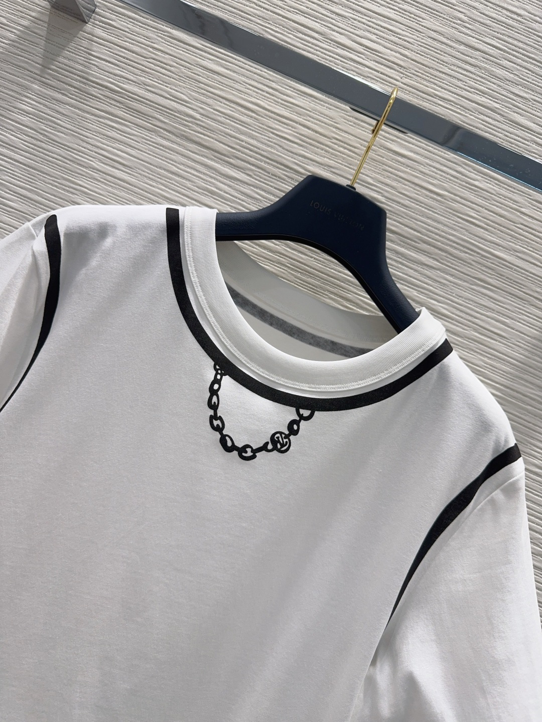 루이비통 체인 디테일 티셔츠