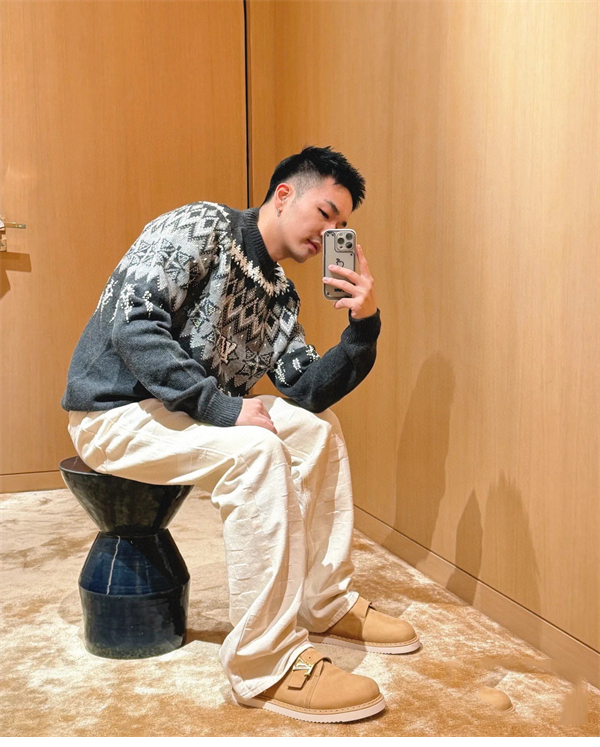 루이비통 엠벨리시드 울 캐시미어 블렌드 풀오버 니트