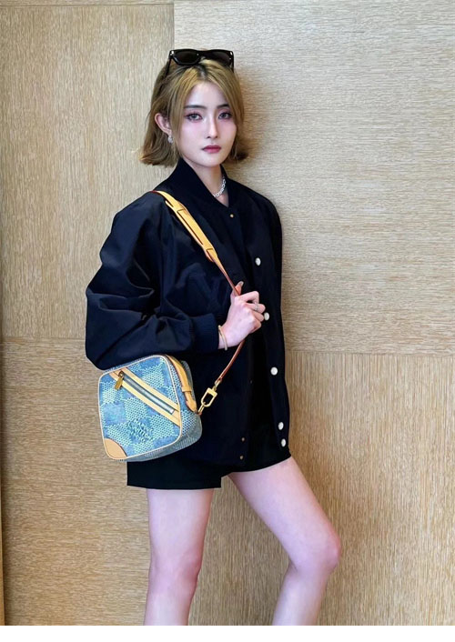 루이비통 엠브로이더드 LV 러버 블루종 자켓