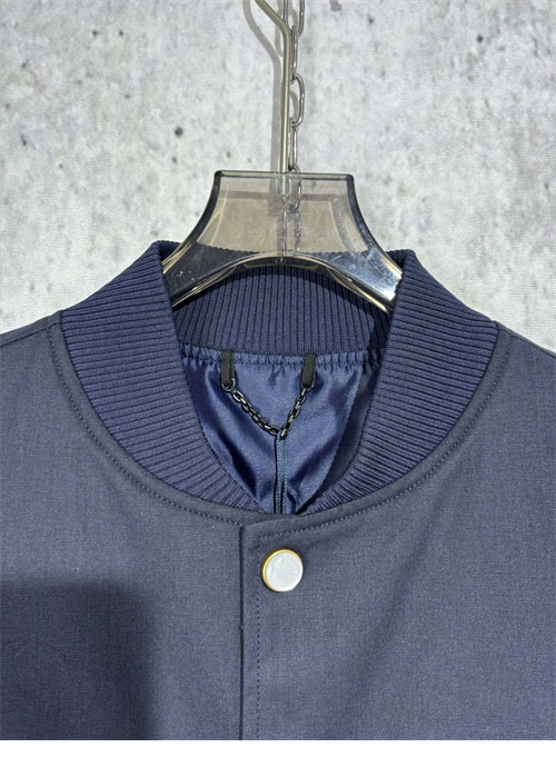 루이비통 엠브로이더드 LV 러버 블루종 자켓