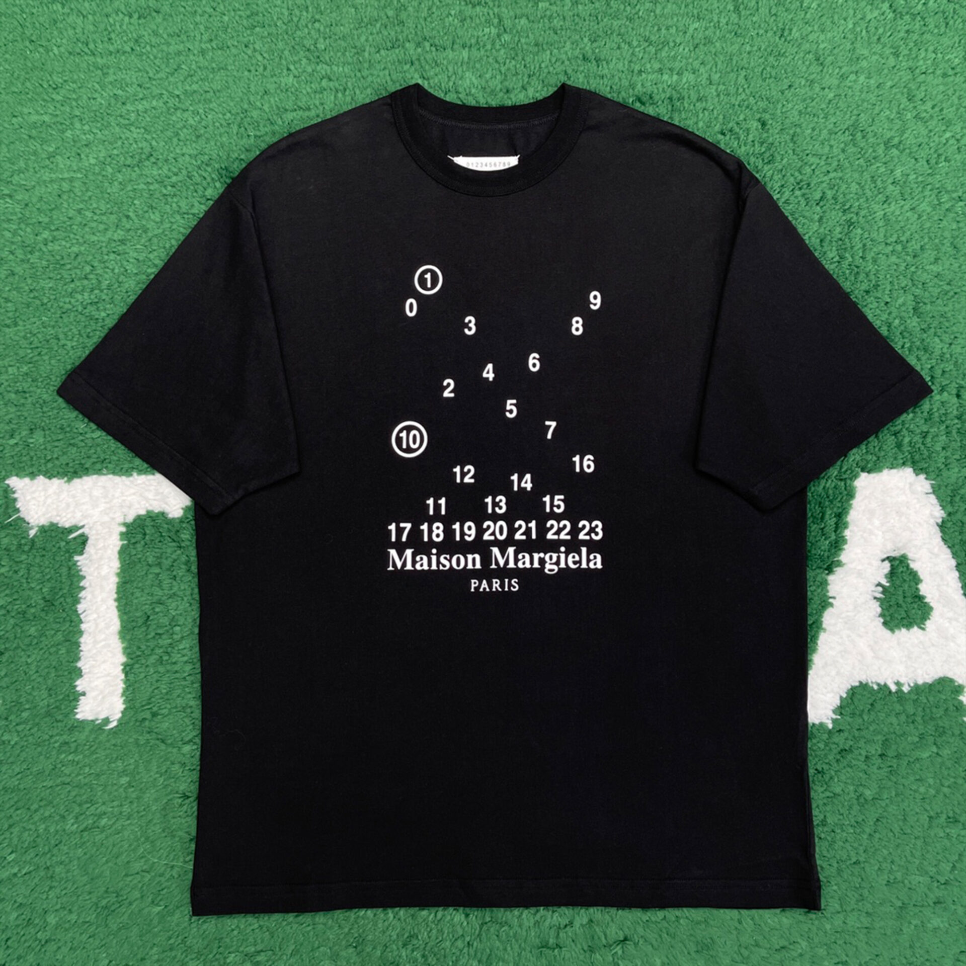 마르지엘라 뉴메릭 로고 반팔 티셔츠 블랙