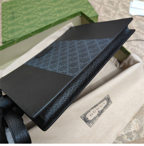 구찌 GG 수프림 캔버스 스트랩 파우치 클러치백 795487