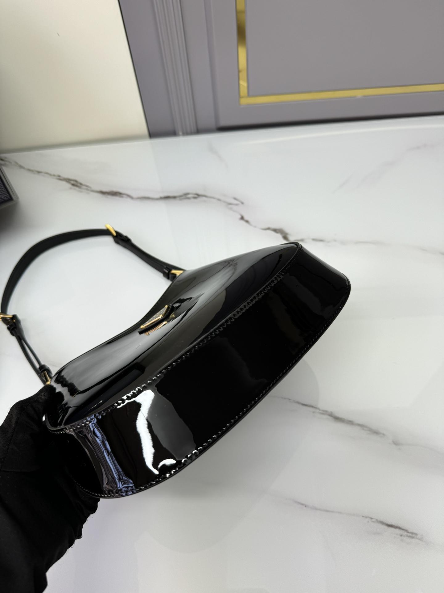 프라다 Cleo Patent Shoulder