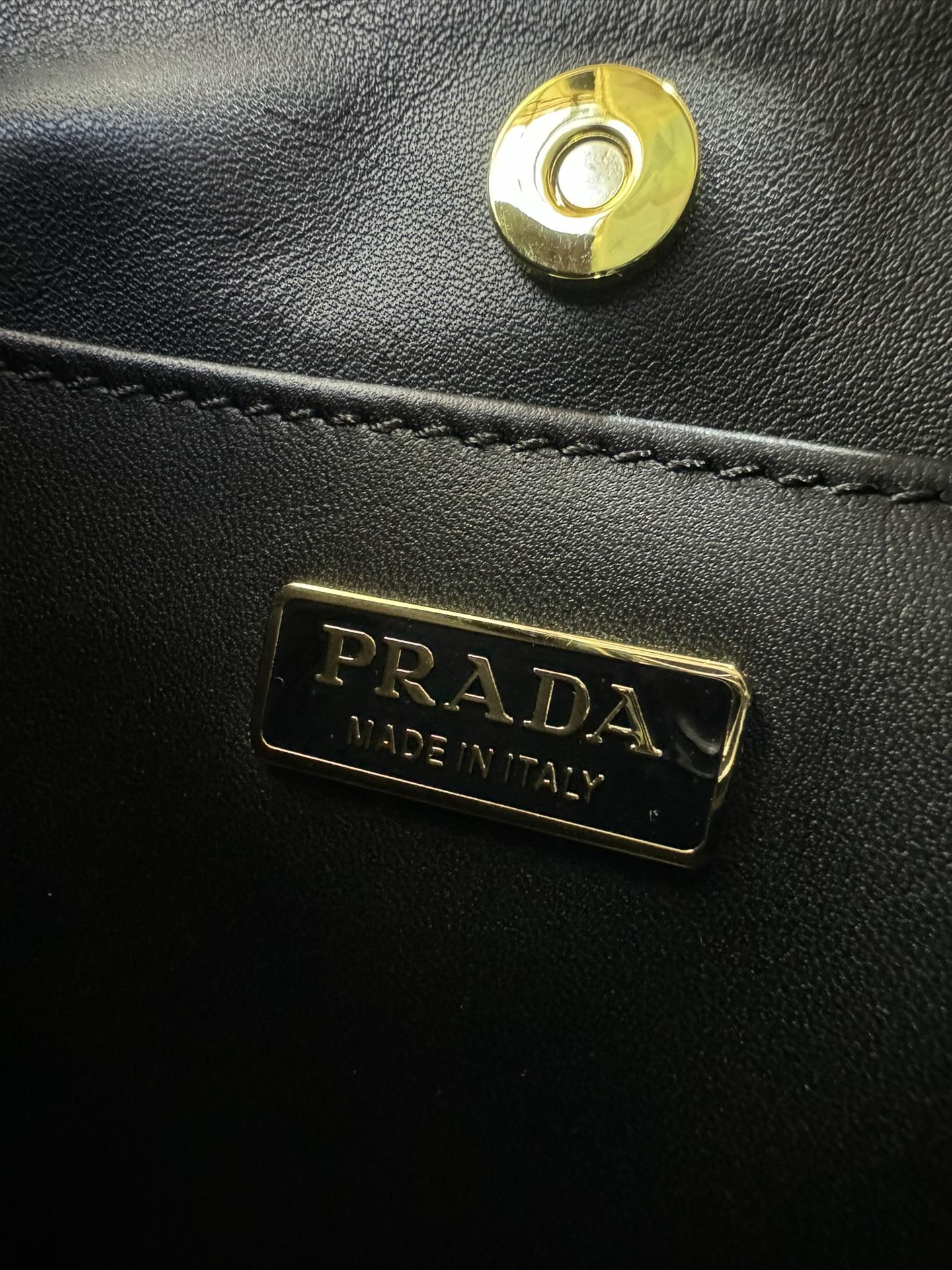 프라다 Cleo Patent Shoulder