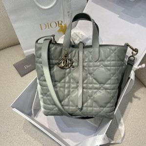 디올 뚜주흐 미디엄 버티컬 토트백 스톤 그레이 매크로까나쥬