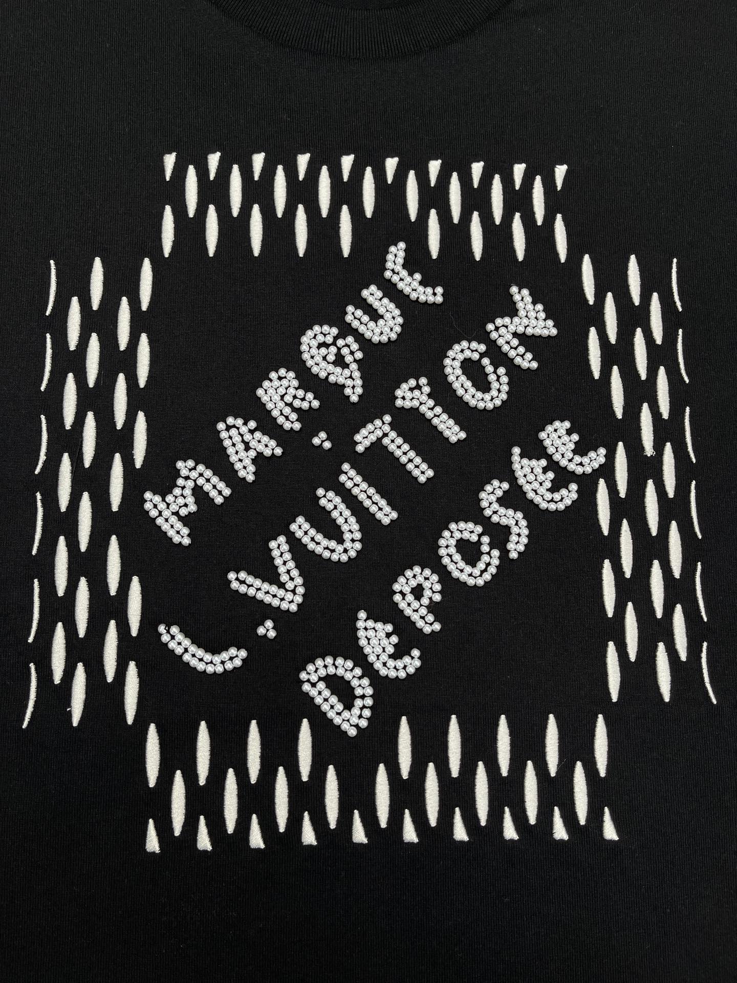 루이비통 24SS 엠브로이더드 시그니처 비즈 디테일 반팔 티셔츠 블랙