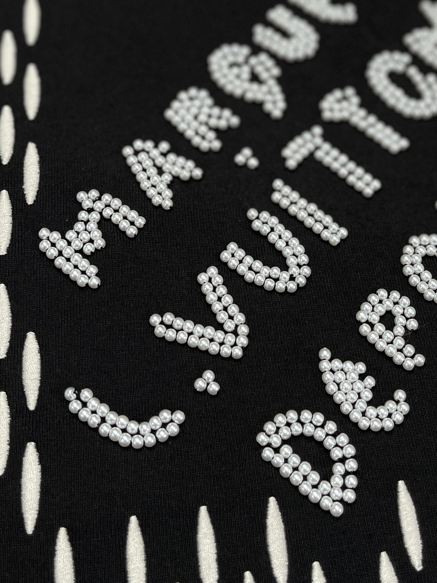 루이비통 24SS 엠브로이더드 시그니처 비즈 디테일 반팔 티셔츠 블랙