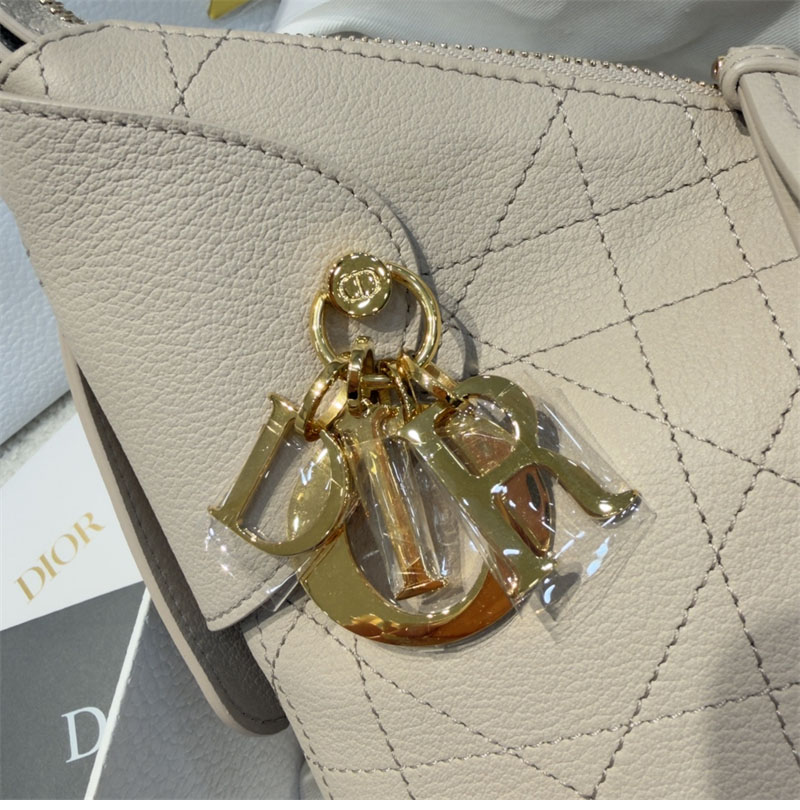 디올 보야주 스몰 백 파우더 베이지 매크로 까나쥬 그레인