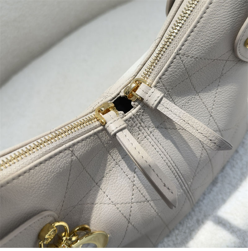 디올 보야주 스몰 백 파우더 베이지 매크로 까나쥬 그레인