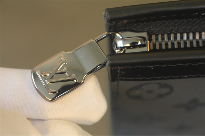 루이비통 포쉐트 보야주 클러치 MM 이클립스 모노그램 M69535