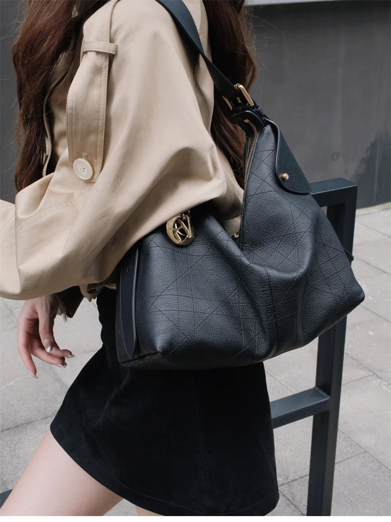 디올 보야주 미디엄 백 블랙 플랫 매크로 까나쥬 그레인