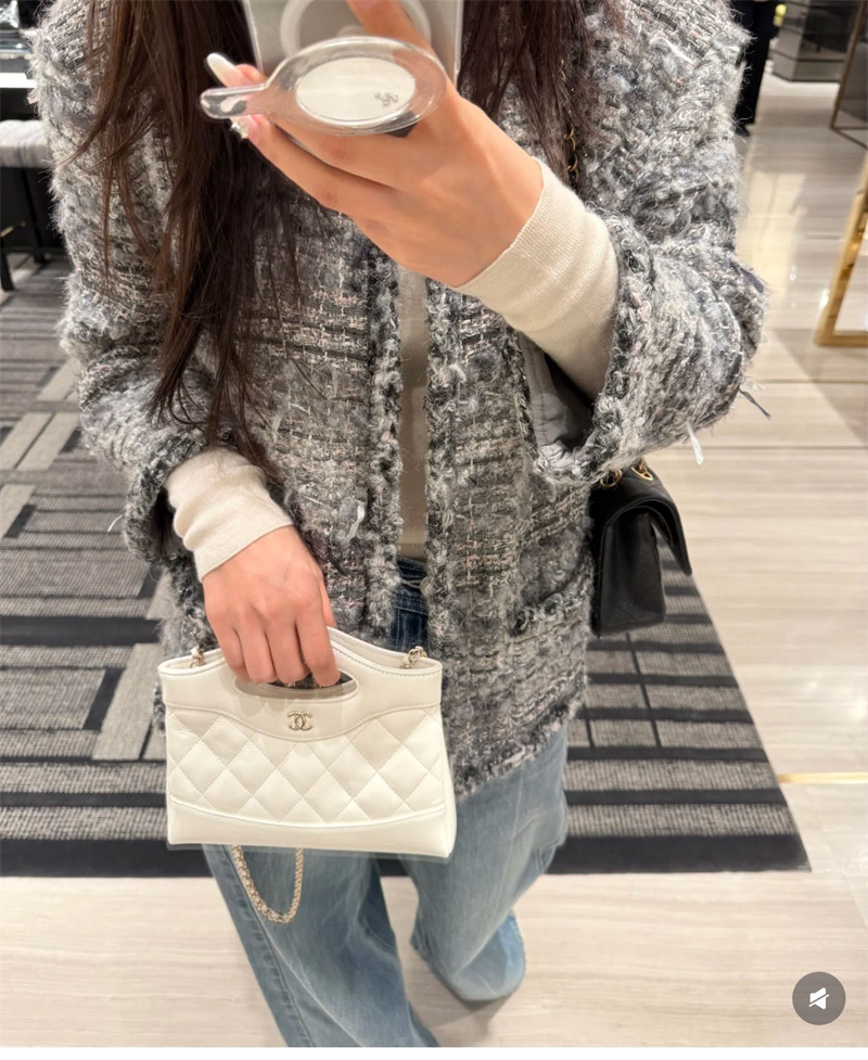 샤넬 25P 31 나노 쇼핑 백 실버메탈 화이트