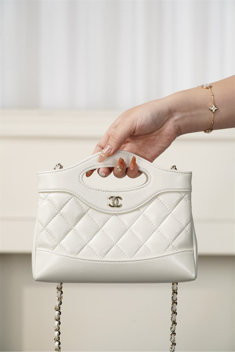 샤넬 25P 31 나노 쇼핑 백 실버메탈 화이트