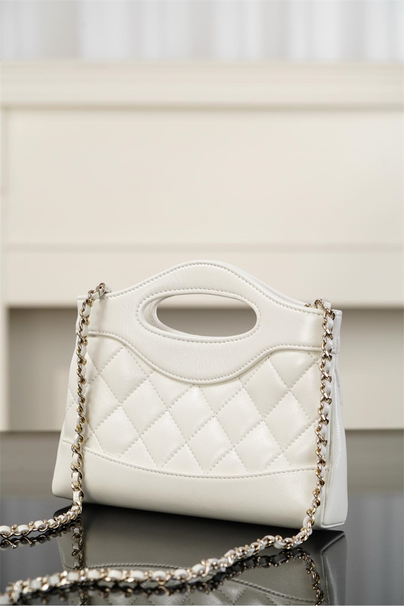 샤넬 25P 31 나노 쇼핑 백 실버메탈 화이트