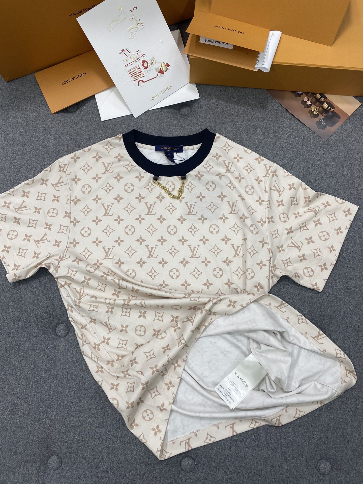 루이비통 3D 모노그램 그래픽 레큘러 핏 반팔 티셔츠