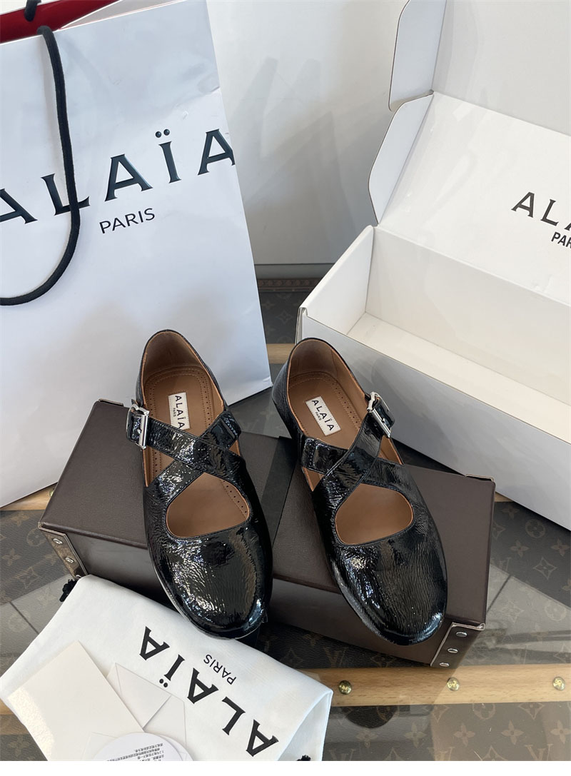 알라이아 크리스 크로스 페이턴트 레더 발레리나 슈즈