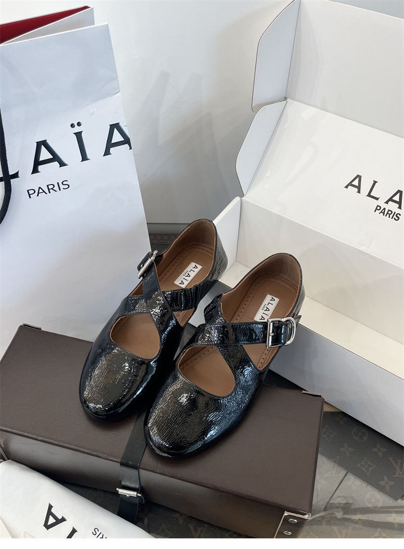 알라이아 크리스 크로스 페이턴트 레더 발레리나 슈즈