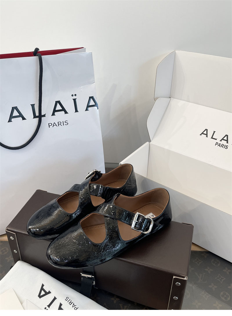 알라이아 크리스 크로스 페이턴트 레더 발레리나 슈즈