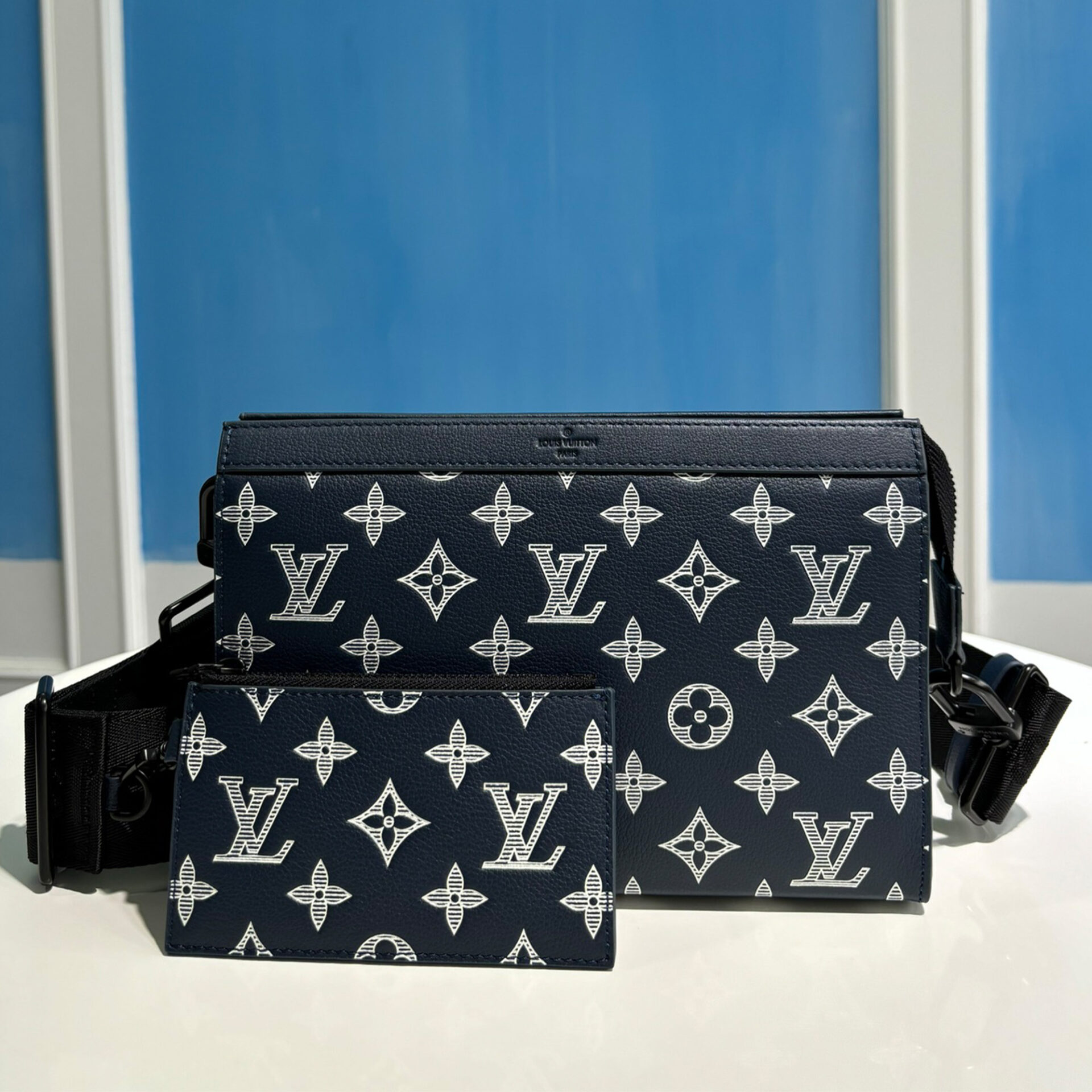 루이비통 모노그램 이클립스 가스통 웨어러블 월릿 M83384