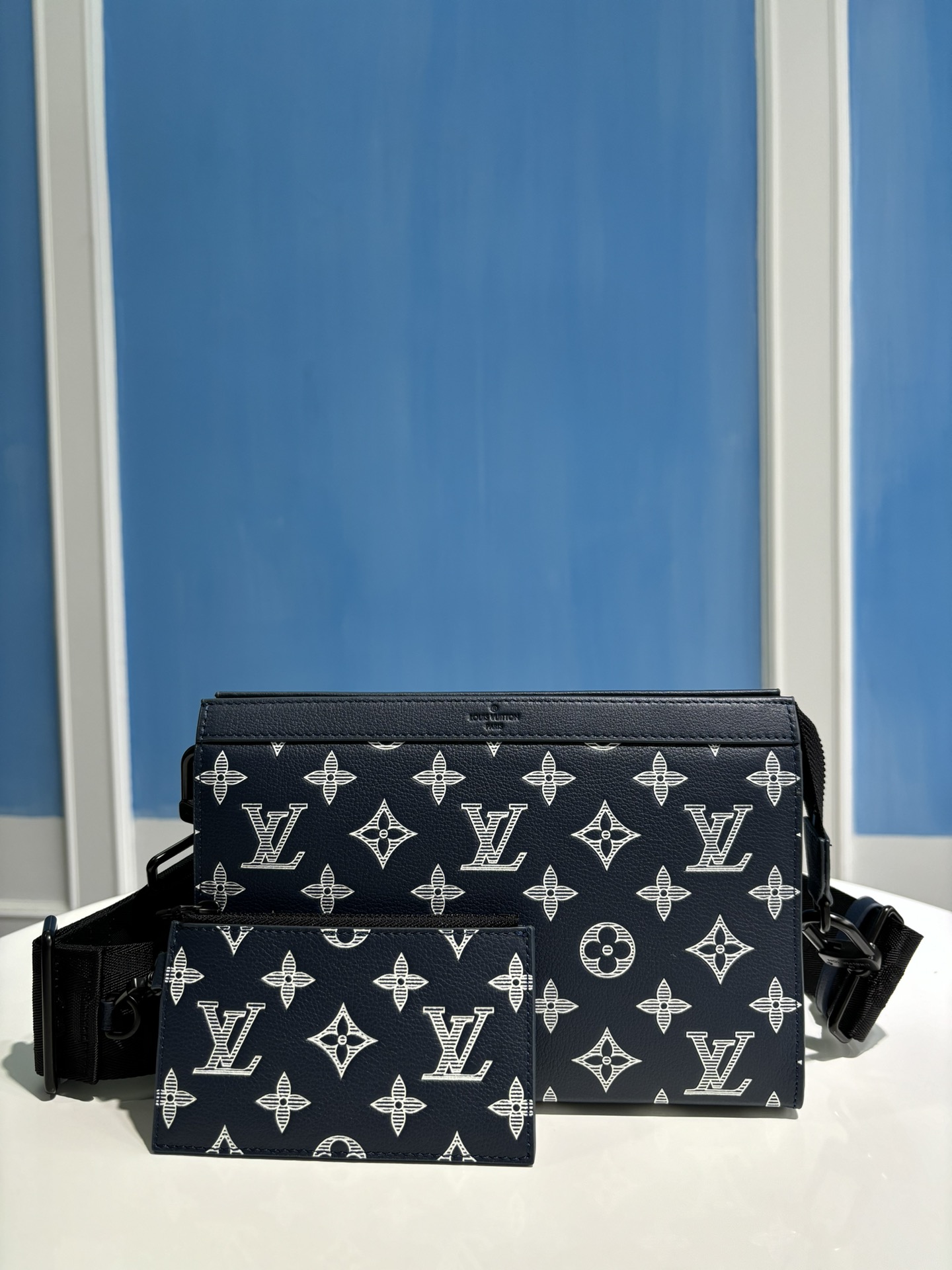 루이비통 모노그램 이클립스 가스통 웨어러블 월릿 M83384