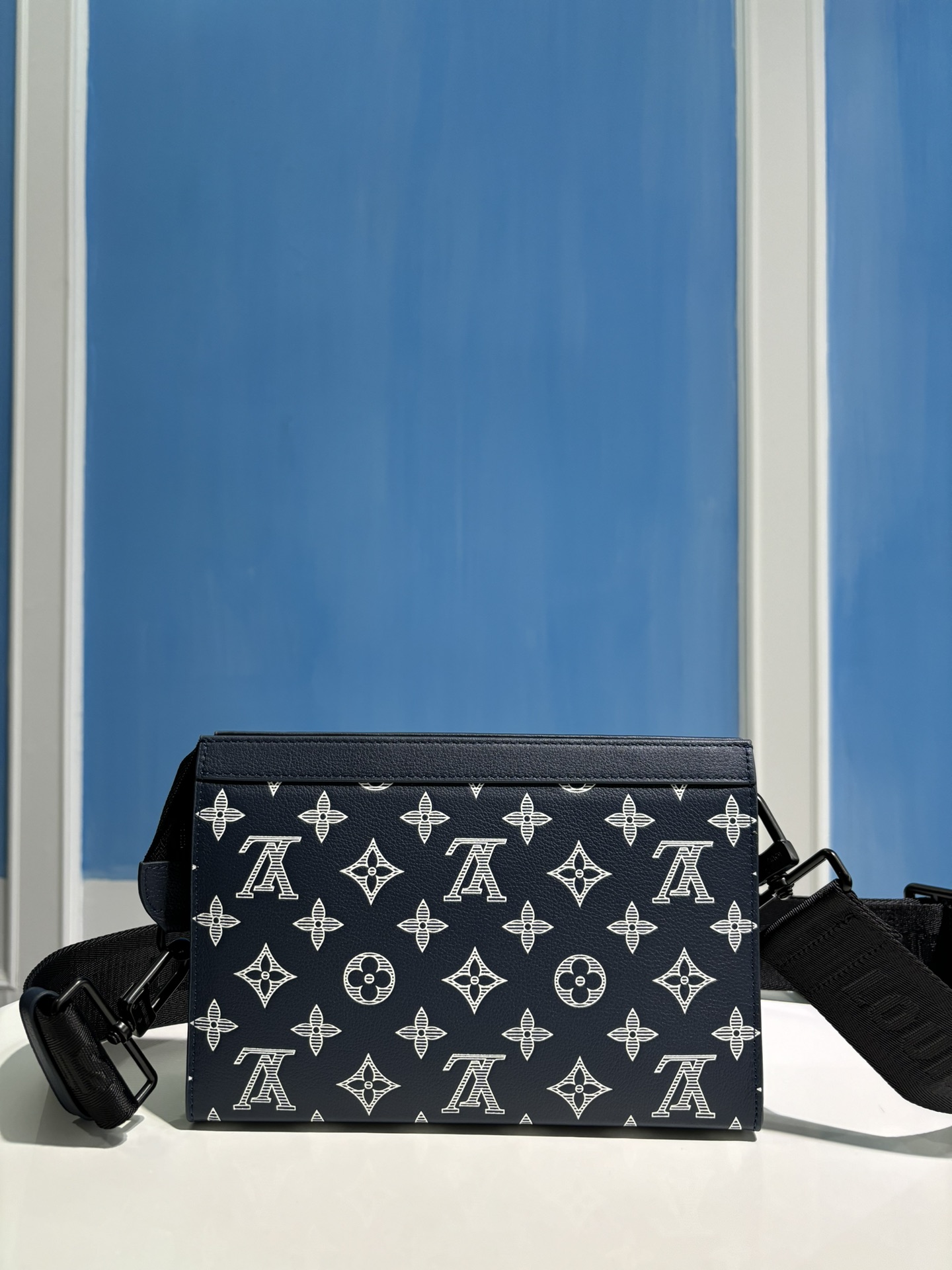 루이비통 모노그램 이클립스 가스통 웨어러블 월릿 M83384