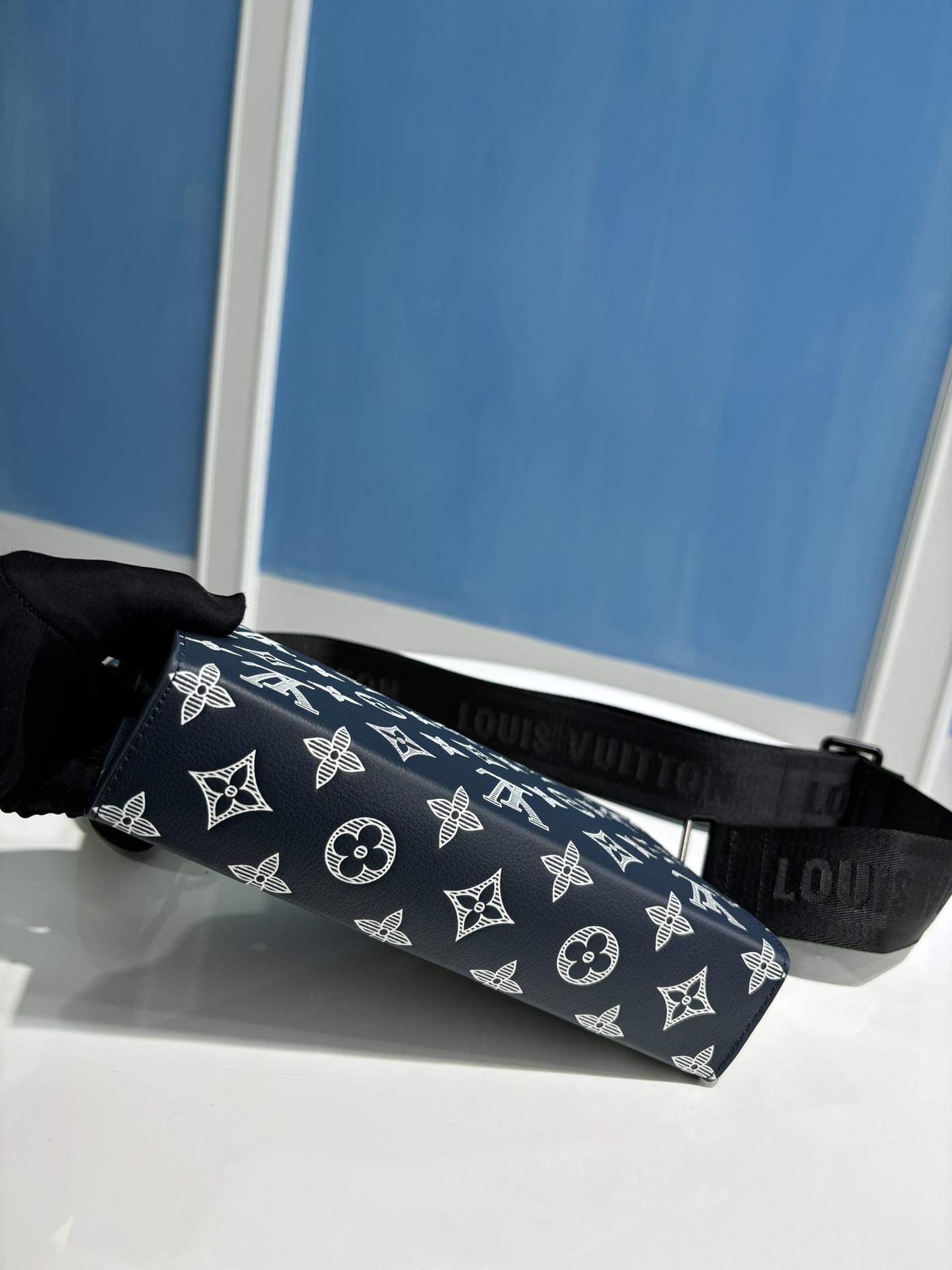 루이비통 모노그램 이클립스 가스통 웨어러블 월릿 M83384