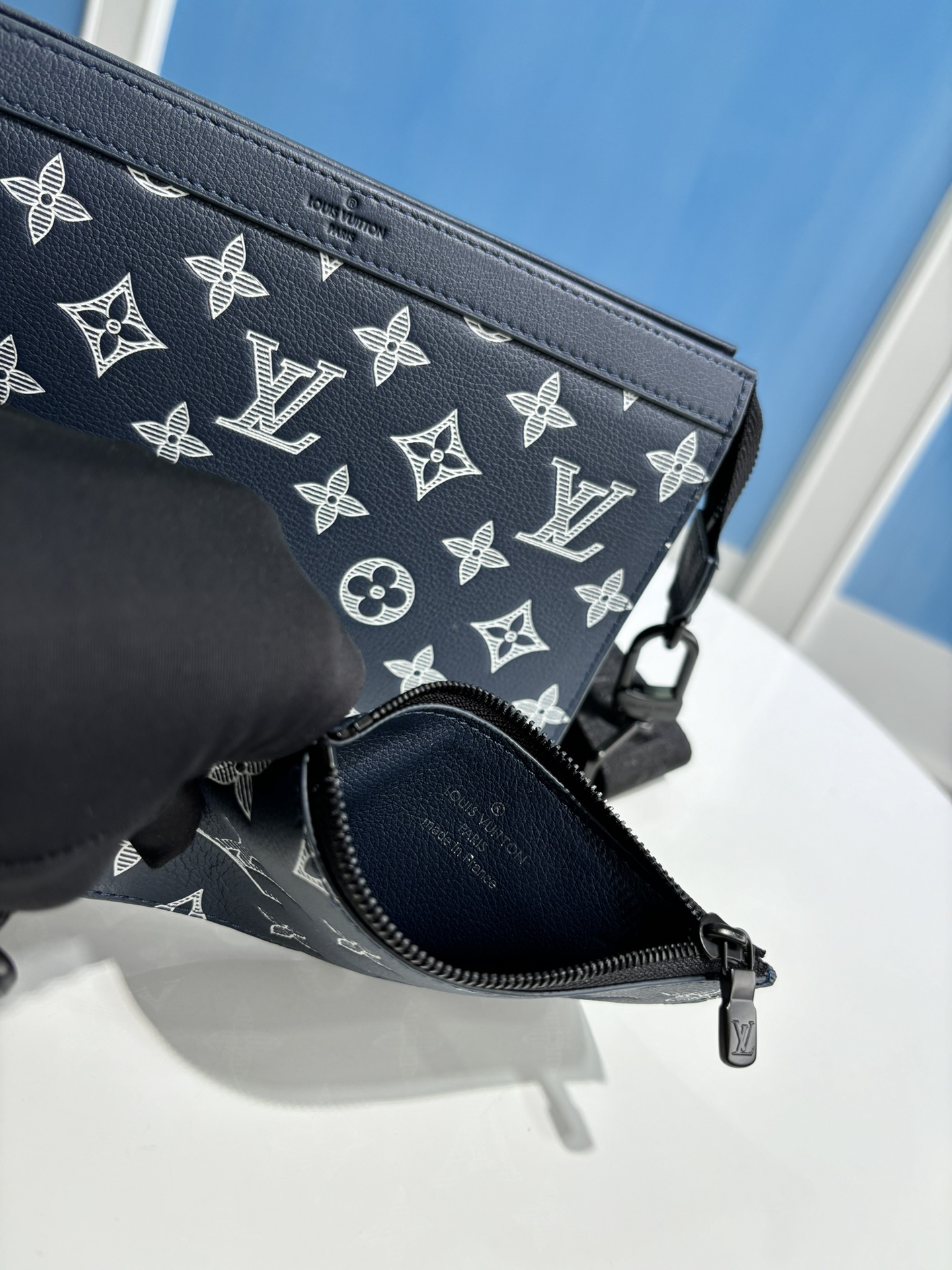 루이비통 모노그램 이클립스 가스통 웨어러블 월릿 M83384