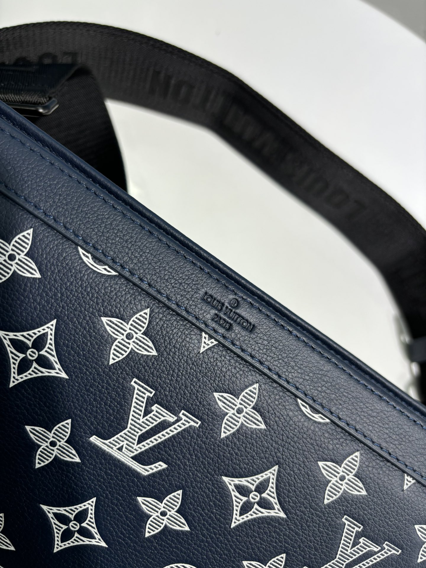 루이비통 모노그램 이클립스 가스통 웨어러블 월릿 M83384