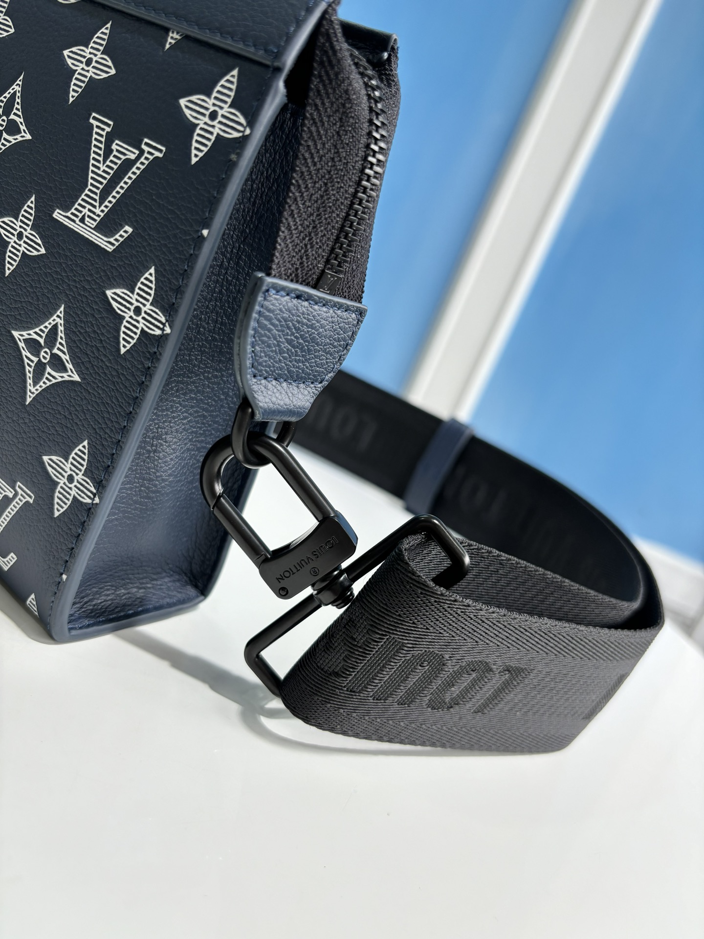 루이비통 모노그램 이클립스 가스통 웨어러블 월릿 M83384