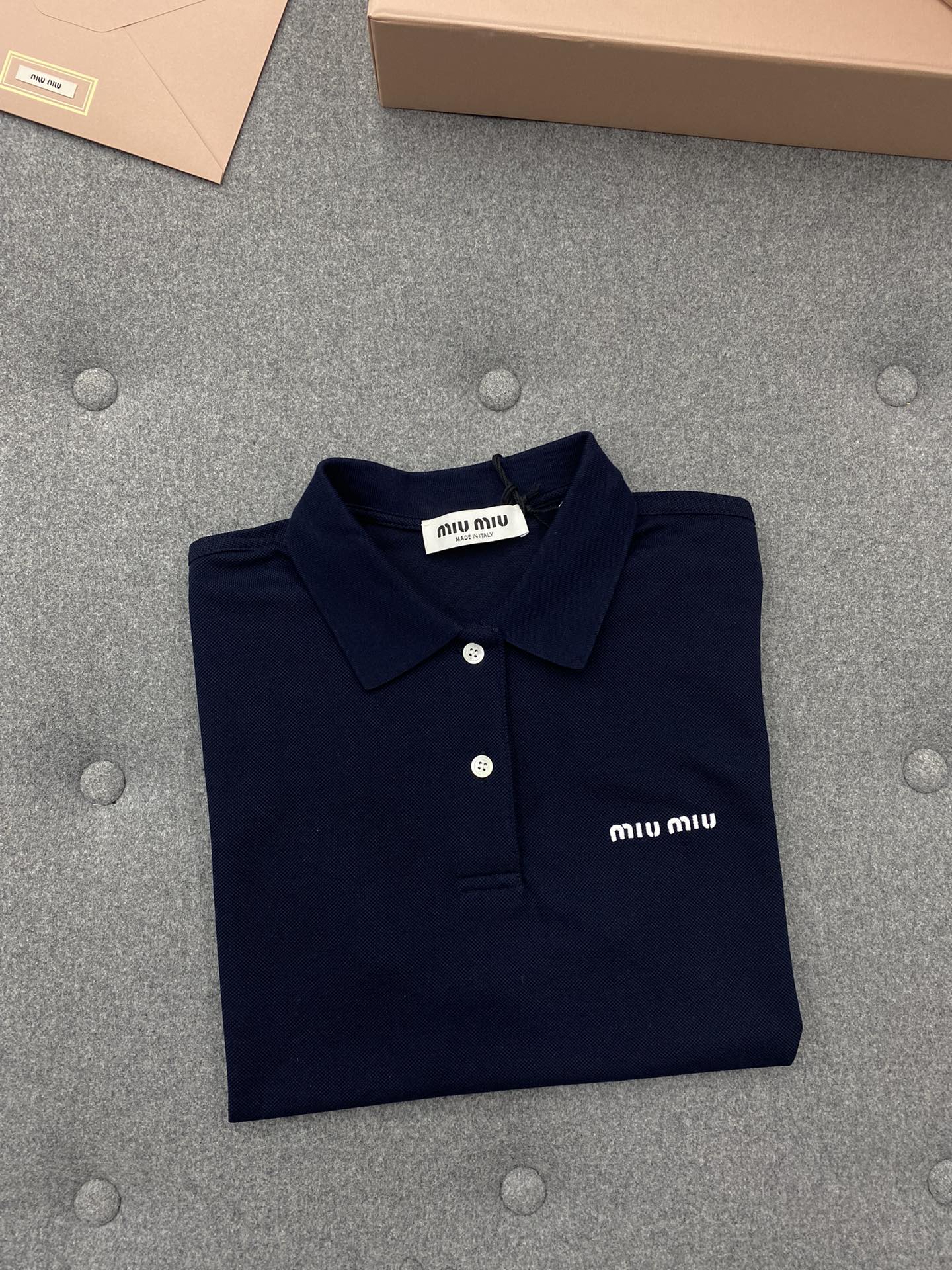 미우미우 자수 로고 코튼 피케 폴로 반팔 셔츠 “2COLOR”