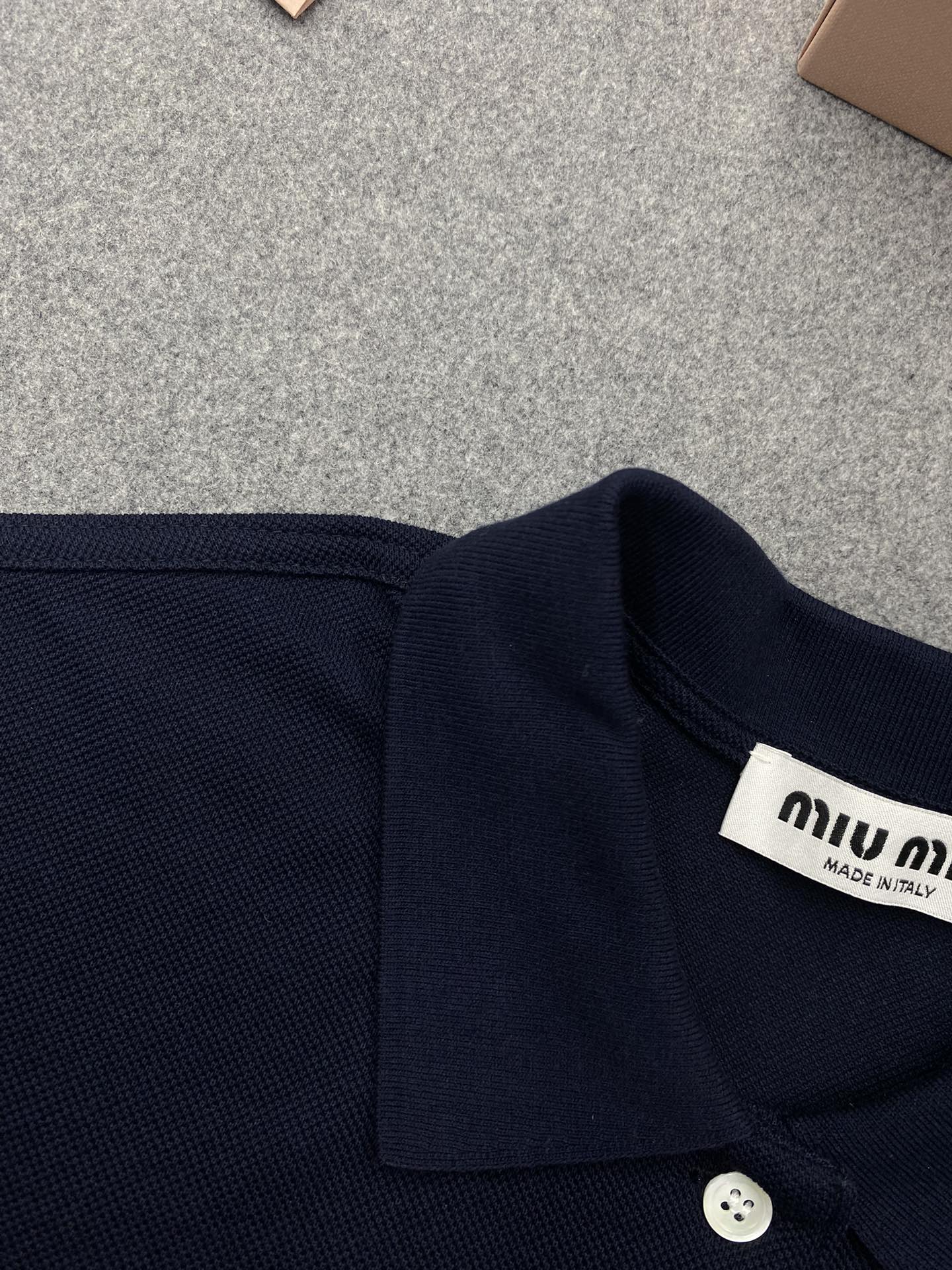 미우미우 자수 로고 코튼 피케 폴로 반팔 셔츠 “2COLOR”