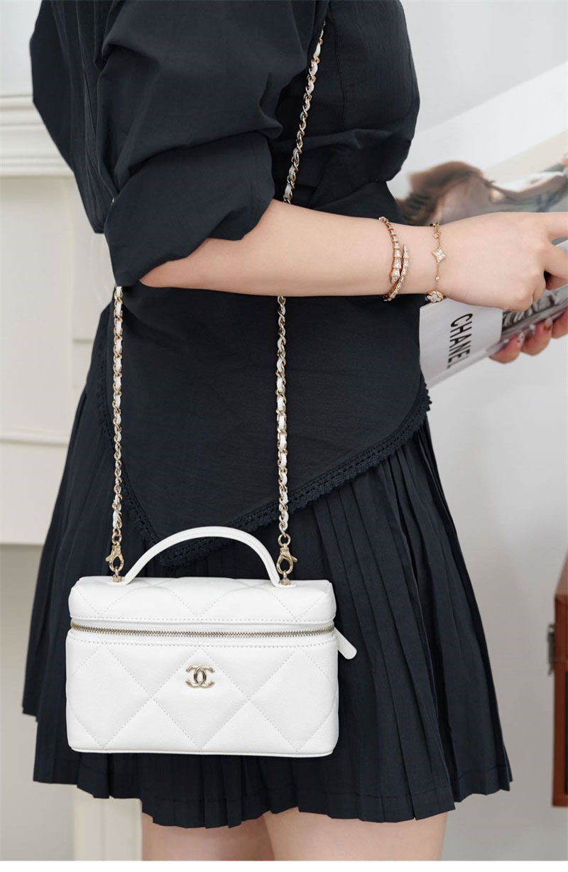 샤넬 25k 직사각 베니티 케이스 캐비어 골드 메탈 화이트