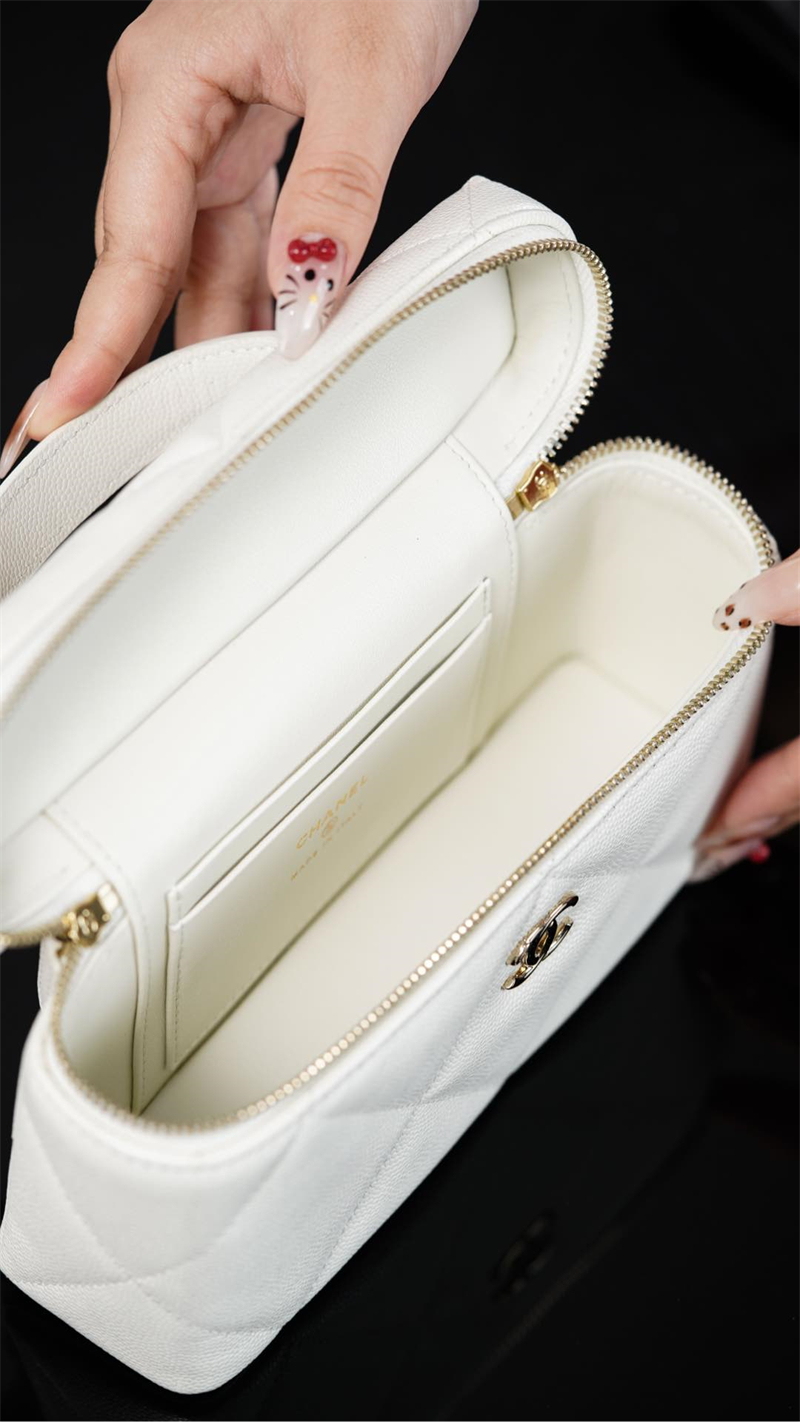 샤넬 25k 직사각 베니티 케이스 캐비어 골드 메탈 화이트