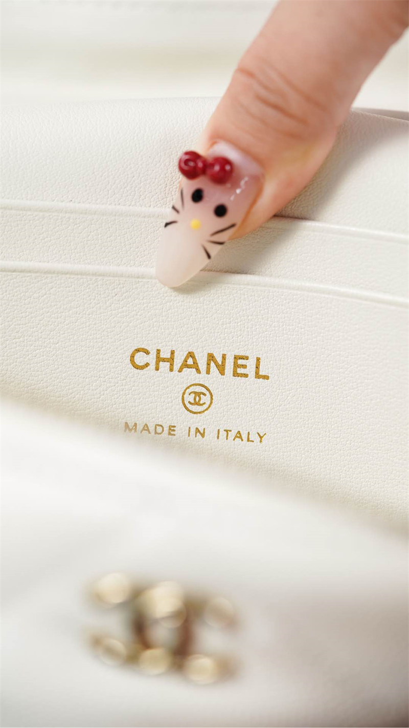 샤넬 25k 직사각 베니티 케이스 캐비어 골드 메탈 화이트