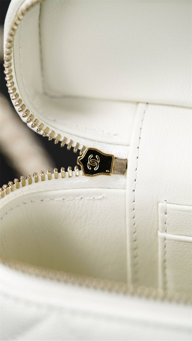 샤넬 25k 직사각 베니티 케이스 캐비어 골드 메탈 화이트