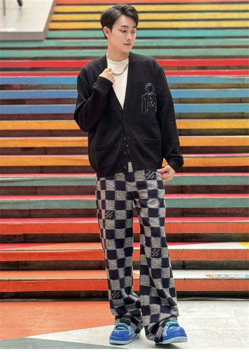 루이비통 메리노 울 자수 가디건 1AFAON