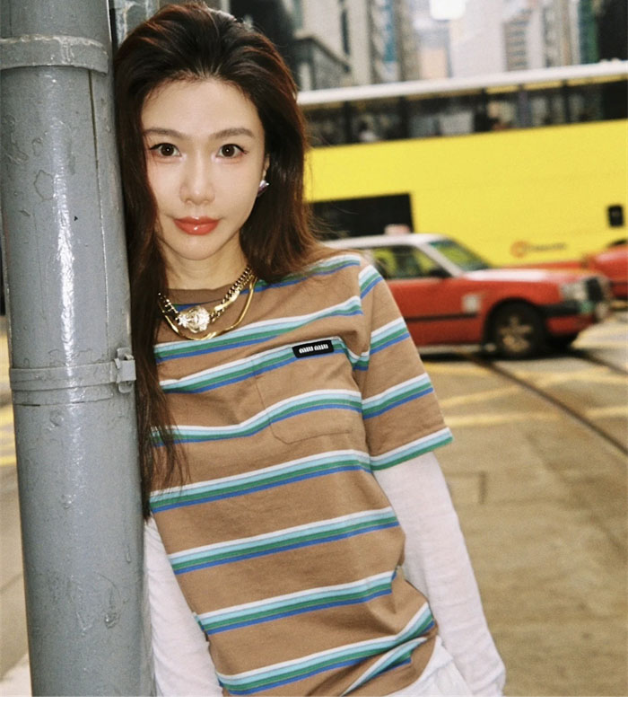 미우미우 로고 패치 스트라이프 반팔 티셔츠