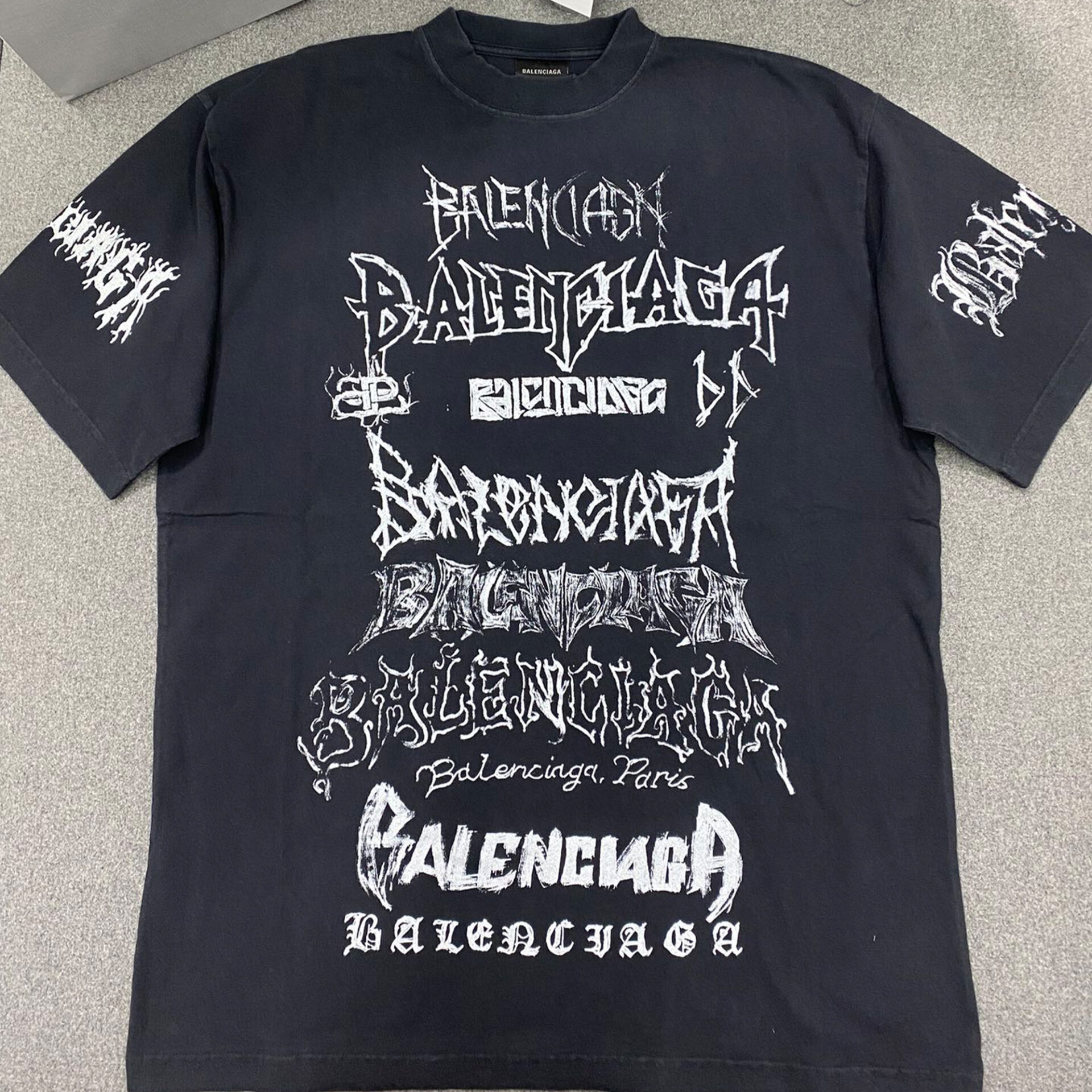 발렌시아가 그래픽 멀티 프린트 로고 오버핏 반팔 블랙