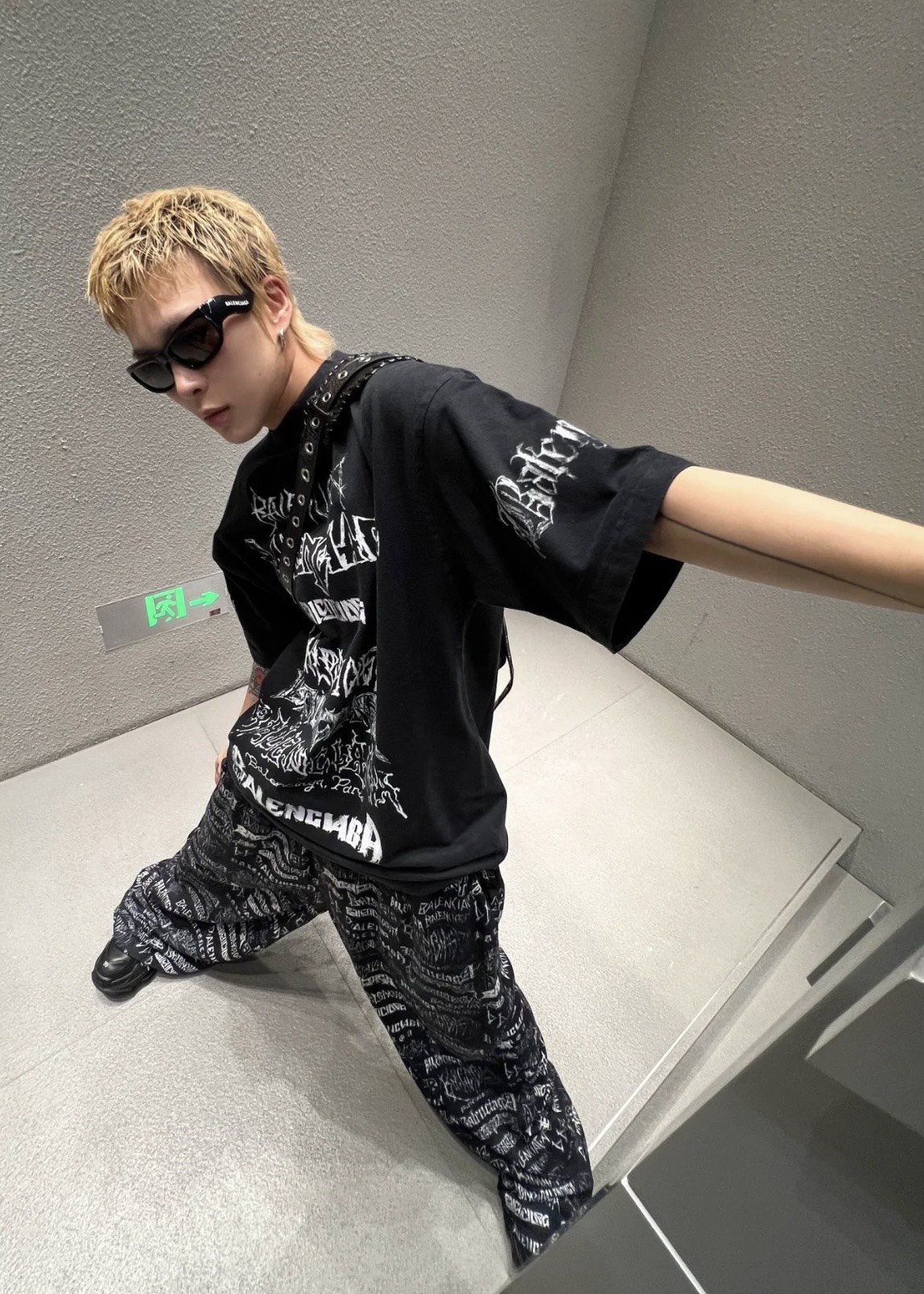 발렌시아가 그래픽 멀티 프린트 로고 오버핏 반팔 블랙